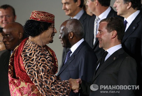 Ông Gaddafi, tổng thống Angola Jose Eduardo dos Santos (người đứng giữa) và tổng thống Nga Dmitry Medevedev tại hội nghị G8 tháng 7/2009.